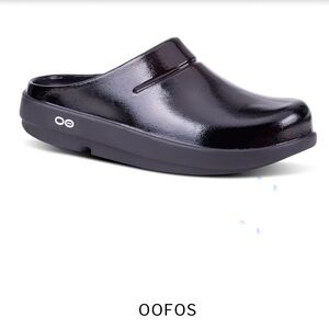 Oofos clogs